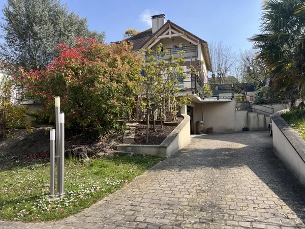 Maison 209 m2 terrain 1100 m2 studio indépendant proche de tout