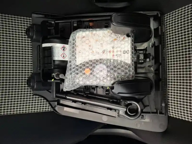 Renault Twingo iii e-tech — photo 21