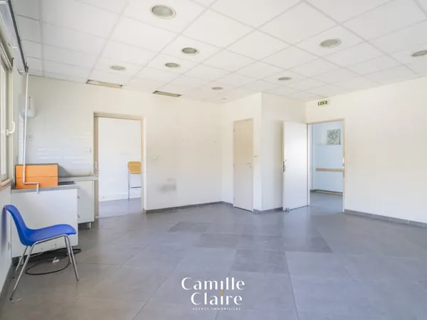 Local professionnel 142m2 + 3 stationnements + cour privativ
