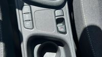 Toyota Yaris 116h Iconic 5p — photo 17