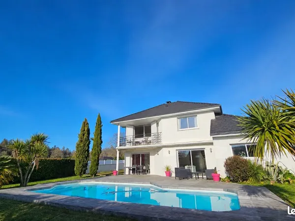 Maison 4 chambres avec double garage et piscine