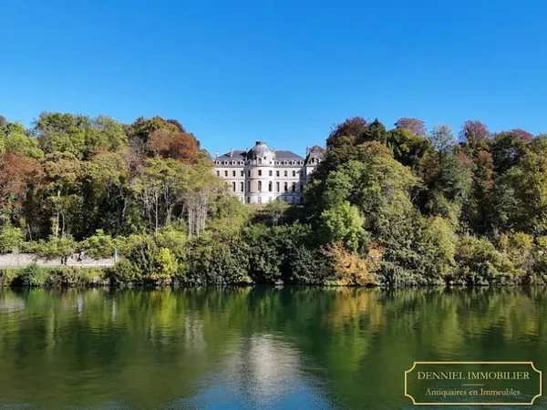 Château 50 pièces 2500 m²