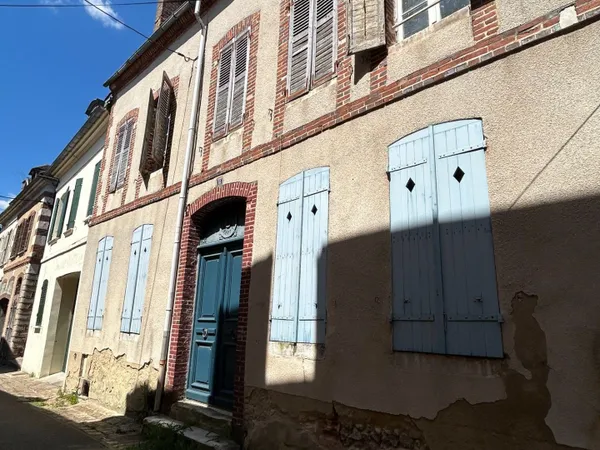 Maison de ville avec courette interrieur dans quartier historiqu