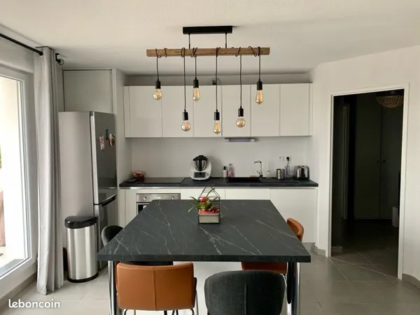 T3 MEUBLÉ 63 m² - GRANDE TERRASSE 27 m² - DERNIER ÉTAGE - PARKING