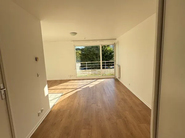 Studio 28,80 m² avec balcon et parking - 1er étage - 5 min gare