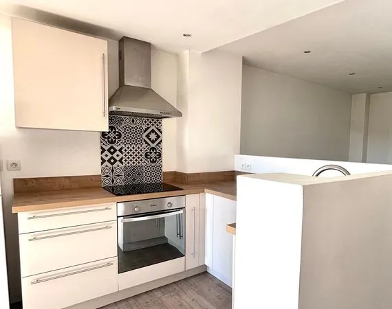 AUBAGNE Centre historique appartement 41m2 au calme, vue dégagée au 2ème et dernier étage