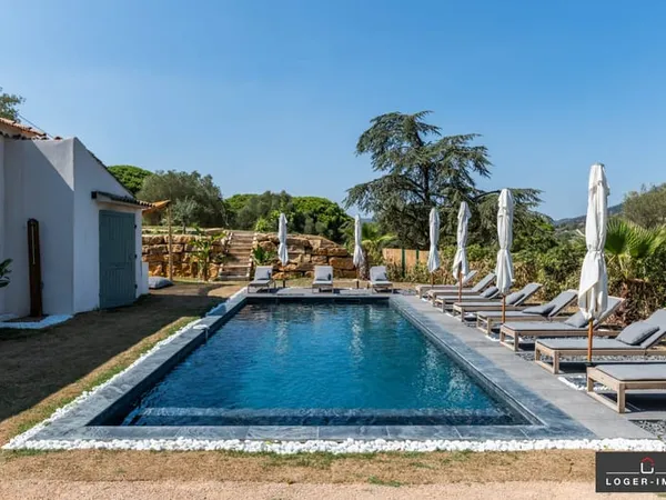 Grange de 102 m² avec piscine et cuisine d'été sur un terra