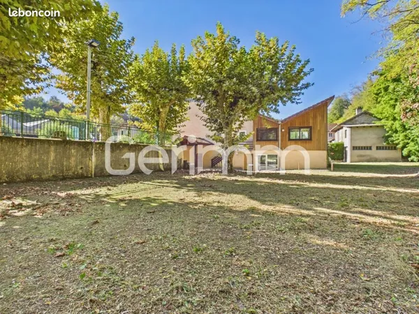 Maison 8 pièces 256 m²