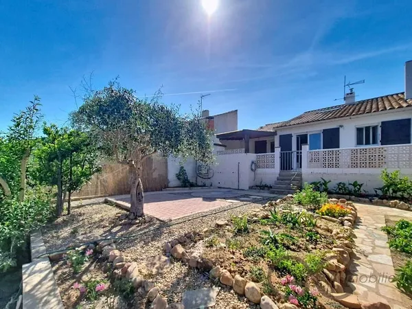 Maison familiale rénovée avec jardin arboré, terrasse couvert