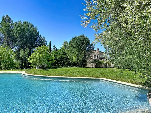 Propriété en pierres avec dépendance sur 1 hectare de terrain avec piscine