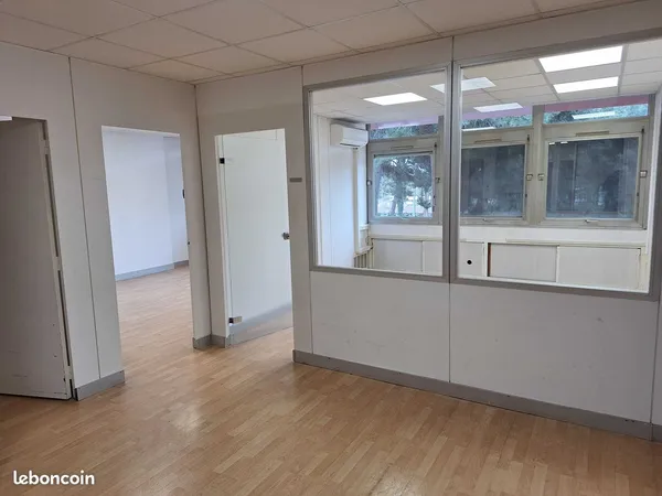 Bureaux climatisés de 210 m²