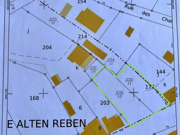 Vends terrain de construction au dessus de la route