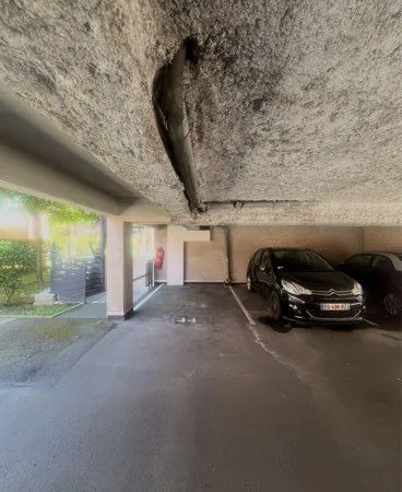 Place de parking couverte dans résidence