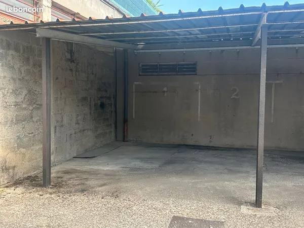 Place de parking extérieur couvert dans Copro sécurisé- proche mairie Intermarché et Neyrpic