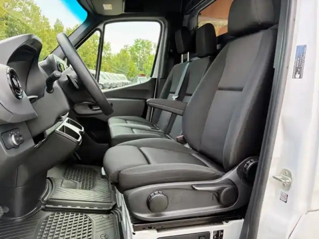 Mercedes Sprinter 317 cdi fourgon 37s l2h2 170ch — photo 22
