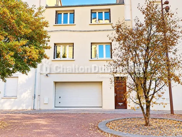 PLEIN COEUR DE ROANNE - MAISON DE VILLE AVEC GARAGE À FORT POTENTIEL