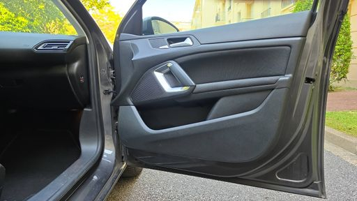 Peugeot 308 2.0 BlueHDi 150 EAT6 - Allure – 2017 – 125532 km – Diesel – Boîte Automatique — photo 28