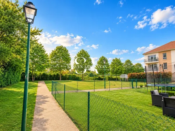 Le calme d'un village fleuri, Paris à 25 min : votre 3 pièces avec balcon vous attend.