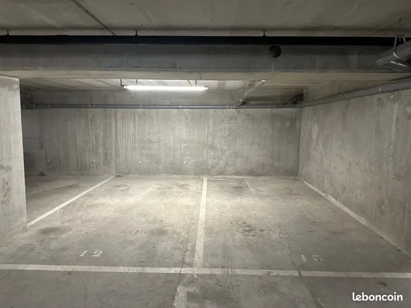 Grande place de parking dans résidence sécurisée
