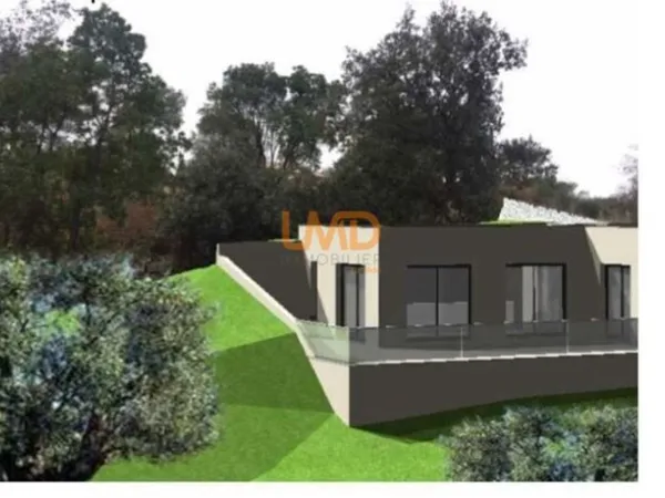 Terrain avec permis et fondations d'une maison