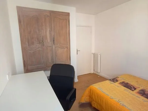 Chambre dans un appartement en collocation