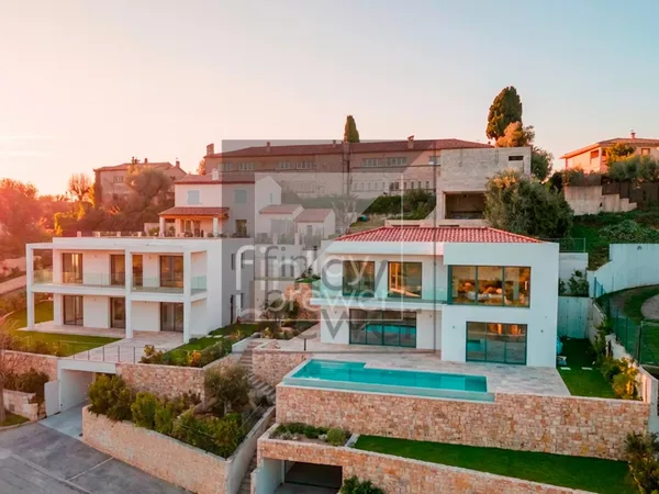 Villa contemporaine vue sur les collines
