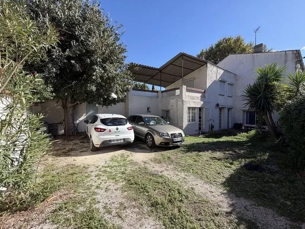 À Vendre - Maison De 185 m² Avec Jardin, 3 Stationnements Et