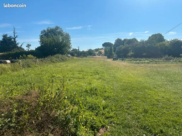 Terrain constructible de 2 566 m² - Environnement calme - Ronsenac (16320)