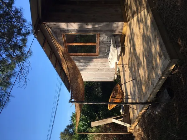 Loue bungalow (22m²) sous les pins face aux vignes