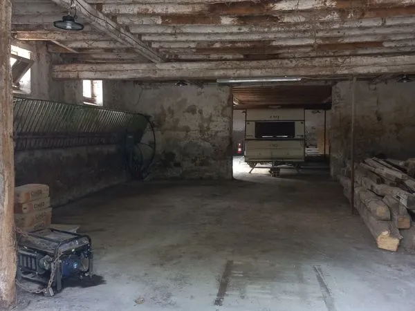 Places d'hivernage & stockage - bâtiment fermé et sécurisé - 200 m² - A69
