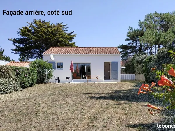 Vends parcelle constructible de 1305 m² avec petite maison à 500 m de la plage la Normandelière à Br