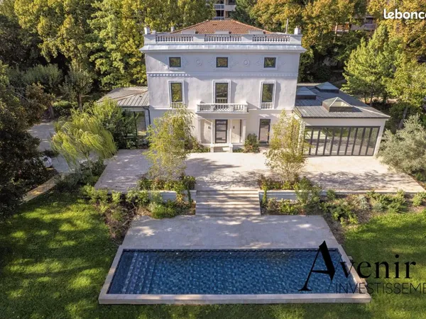 Maison 8 pièces 562 m²
