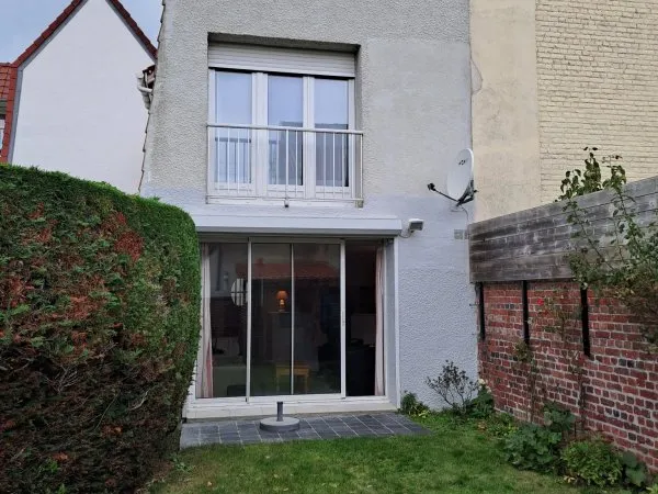 Loue appartement 2 chambres et une mezzanine , petit jardin avec abris .66 mètres carrés et 14 pour 
