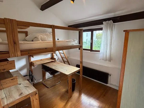 Chambre étudiante dans une maison