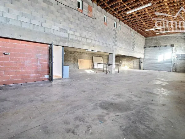 A MONTBLANC HANGAR 220M2 AVEC LOGEMENT DE FONCTION SUR PARCELLE 1000 M2
