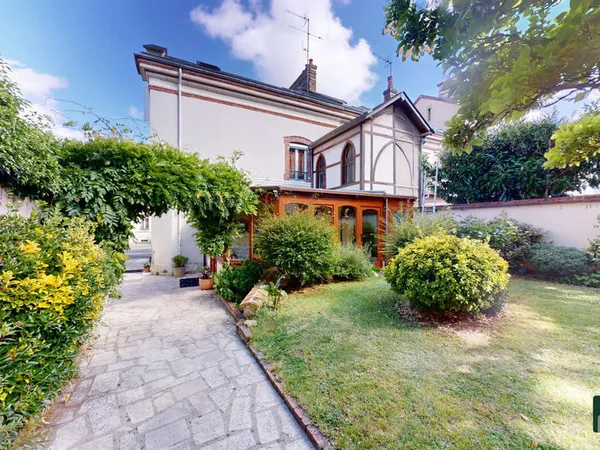 Maison bourgeoise avec jardin cave et dépendance - CHARTRES - M