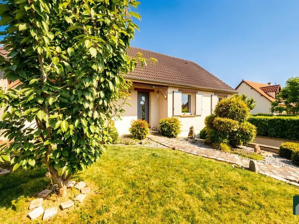 MAISON LUMINEUSE DE PLAIN-PIED AVEC PISCINE, TERRASSE ET SOUS-SO