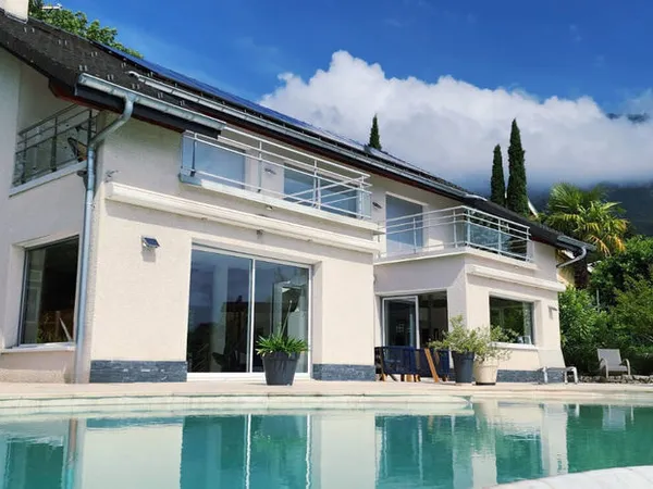 Villa contemporaine située sur les hauteurs d'Aix les Bains à Pugny Chatenod