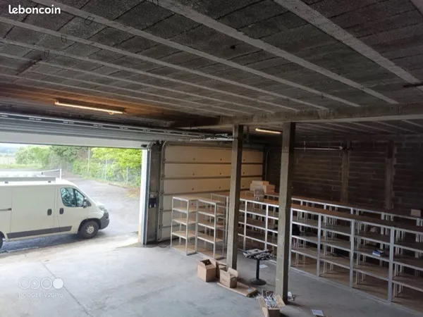 À LOUER - LOCAL D'ACTIVITÉ / ENTREPÔT 322 m² - LA BUISSE - ACCÈS SEMI-REMORQUE