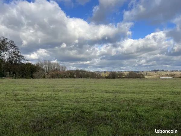 Terrain à bâtir de 1069 m² à VIRELADE (33)