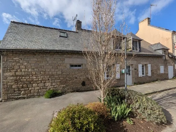 LOCMALO JOLIE MAISON DE 100m² ENVIRON 4 PIECES AVEC VIE DE PLAIN PEID SANS JARDIN