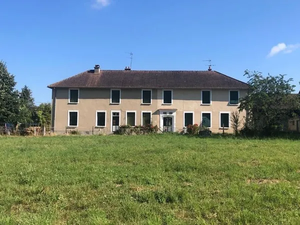 Corps de ferme, 18 pièces, 12 chambres, 6.5 hectares terrain avec étang.
