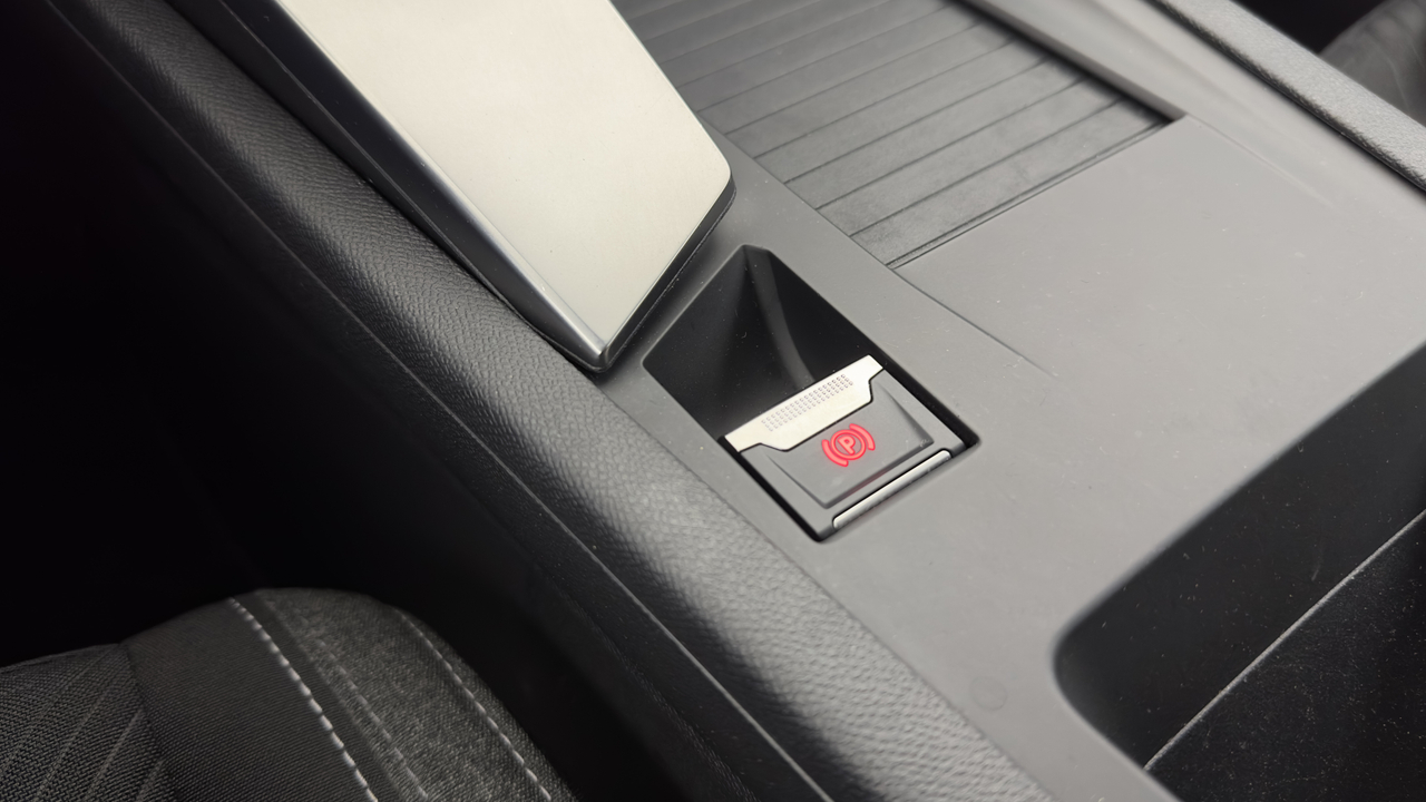 Peugeot 308 SW PHEV 180 e-EAT8 — photo 31