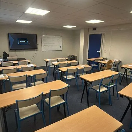 Location salle de formation à Noisy-le-Grand (Mont d'Est) : salle de cours équipée + plateau techniq