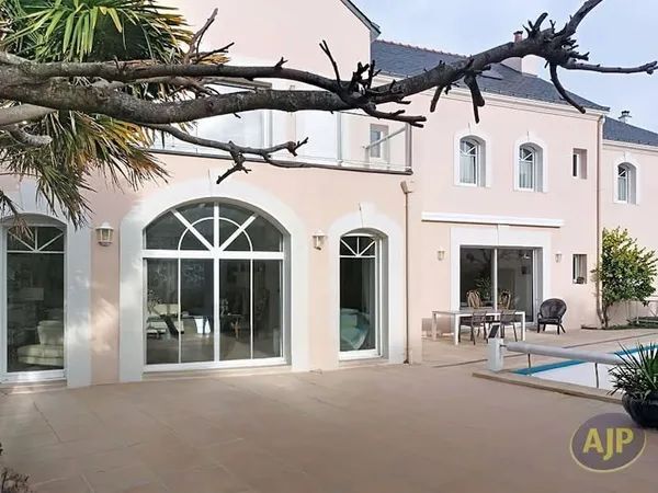 Maison 8 pièces 306 m²