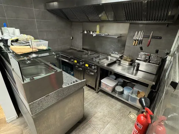 Montpellier centre historique - Restaurant équipé 70 m2 - Extraction neuve. Loyer 990 euros