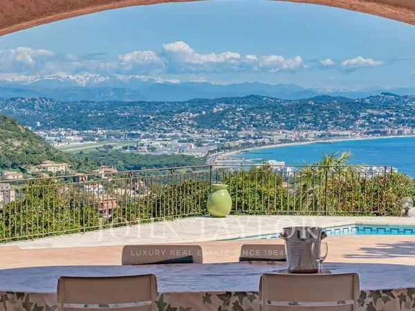 Maison 8 pièces 315 m²