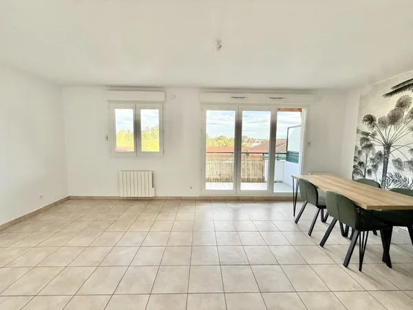 FERNEY VOLTAIRE / T3 MEUBLE DERNIER ETAGE AVEC BALCON ET GAR
