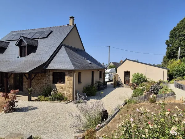 Belle maison individuelle habitable de 3 chambres + garage double, panneaux solaires et joli jardin,