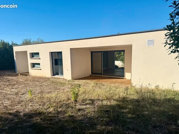Villa d'architecte contemporaine de plain pied type 4 récente